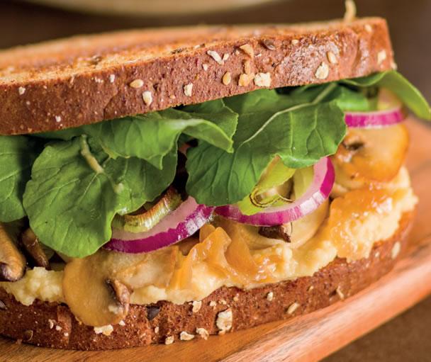 Sanduíche de Cogumelos e Homus